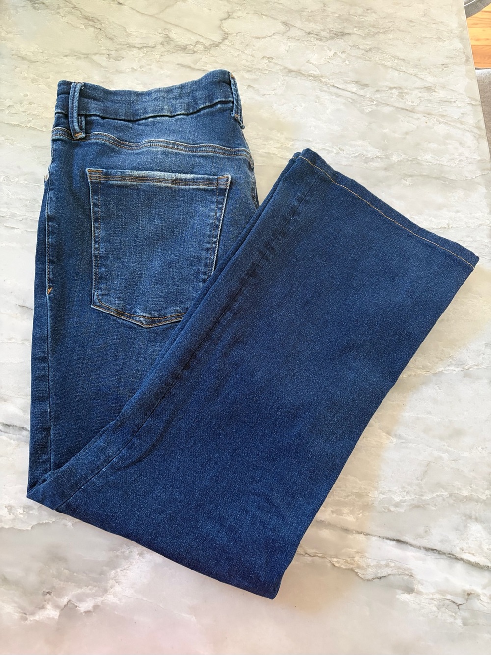 Good American Always Fits Boot-Cut Jeans in Dark Blue Wash